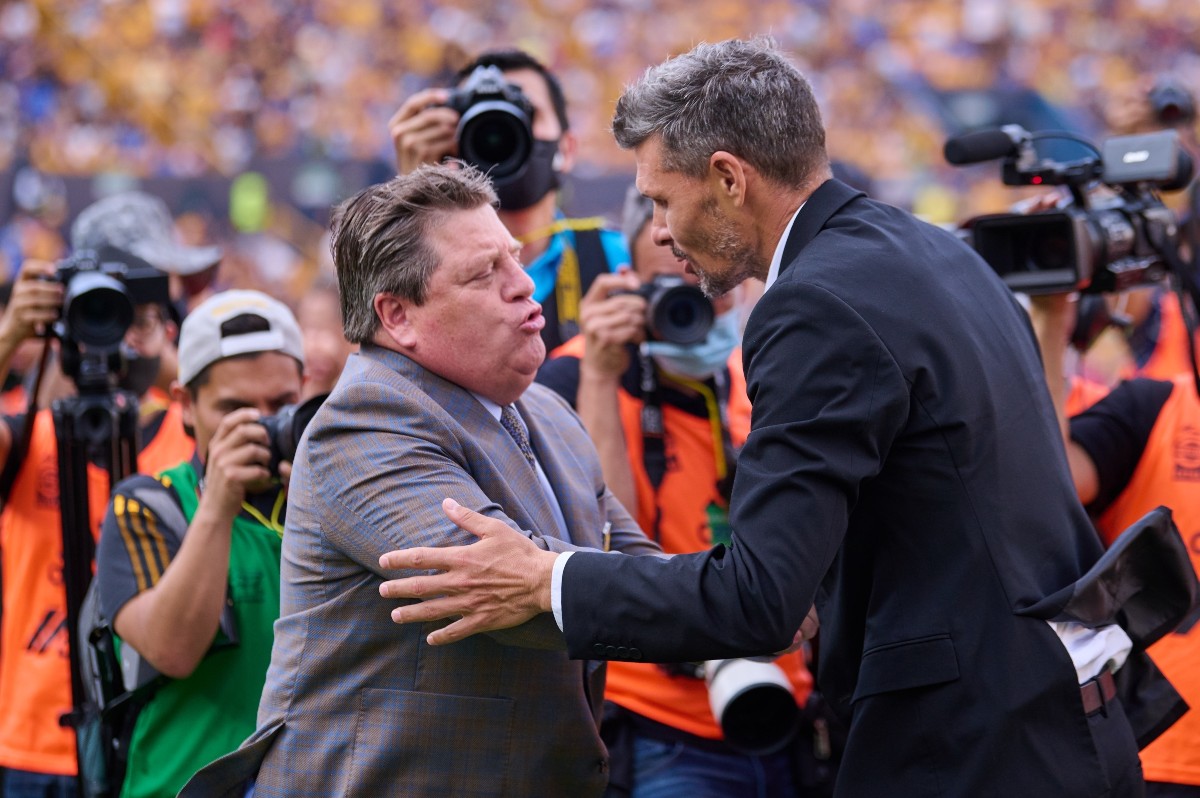 Miguel Herrera y Fernando Ortiz, técnico de Tigres y América respectivamente / Mexsport