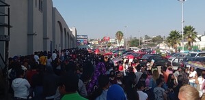 Largas filas se observaron durante el primer día de vacunación Largas filas se observaron durante el primer día de vacunación