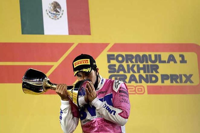 "Checo" celebrando su primer victoria en la Fórmula 1 luego del Gran Premio de Bakhir en 2020 con Racing Point. | AFP