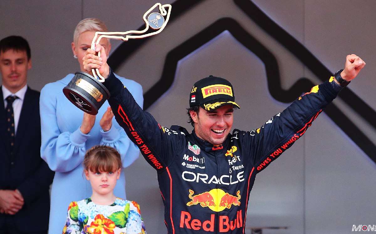 Checo Pérez con el trofeo del primer lugar del Gran Premio de Mónaco / @F1