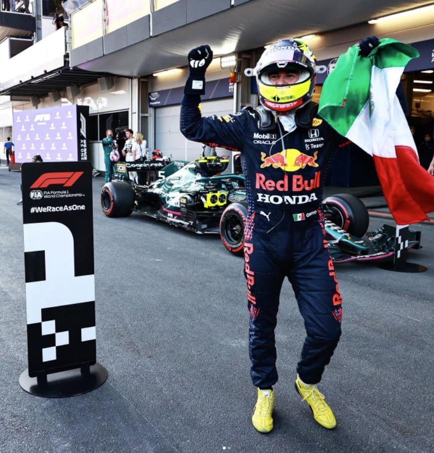 El mexicano festeja su primera victoria con Red Bull en 2021 luego del Gran Premio de Bakú. | Cortesía
