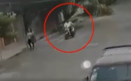 El hombre da nalgadas a las mujeres que se encientra a su paso