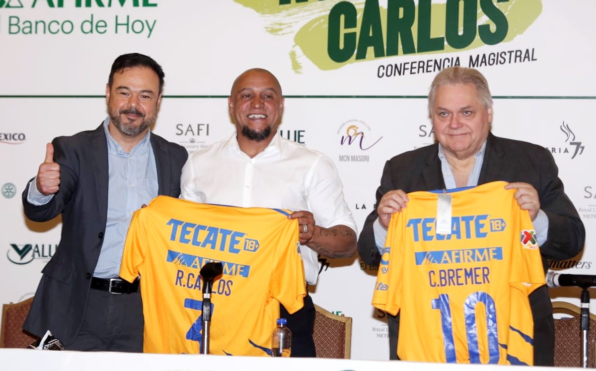 Roberto Carlos luciendo el jersey de Tigres / Jorge López
