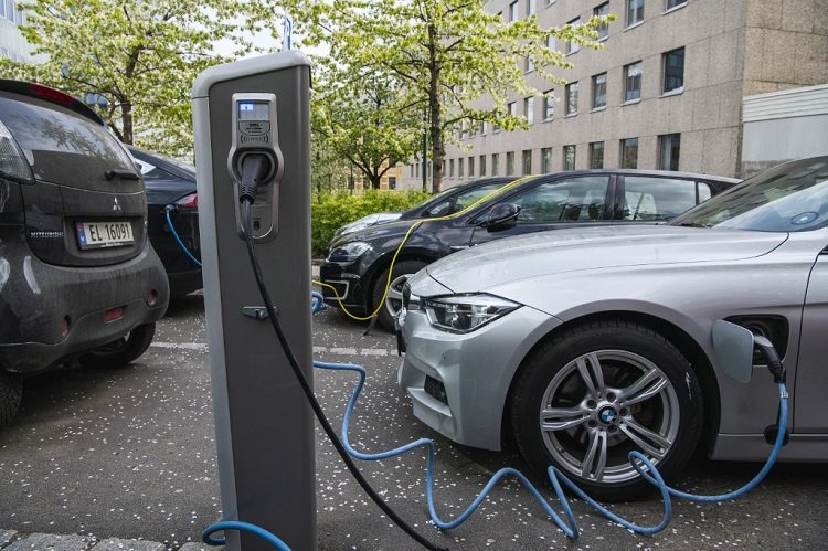 Estación de carga de un auto eléctrico en Noruega / AFP