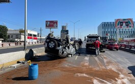 Volcadura de camioneta en avenida Revolución en Monterrey.