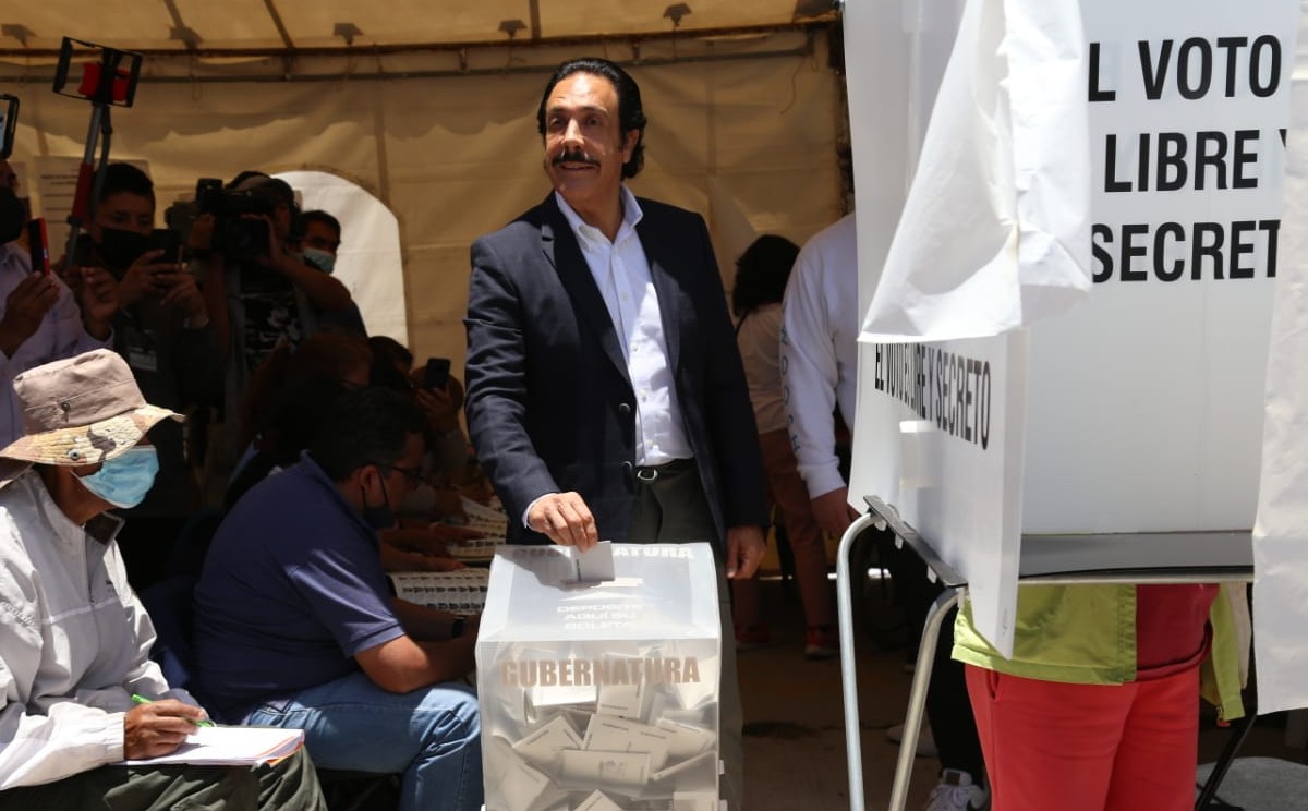 Omar Fayad Meneses gobernador de Hidalgo emite su voto en la casilla ubicada en la colonia El Tezontle/ Jorge González