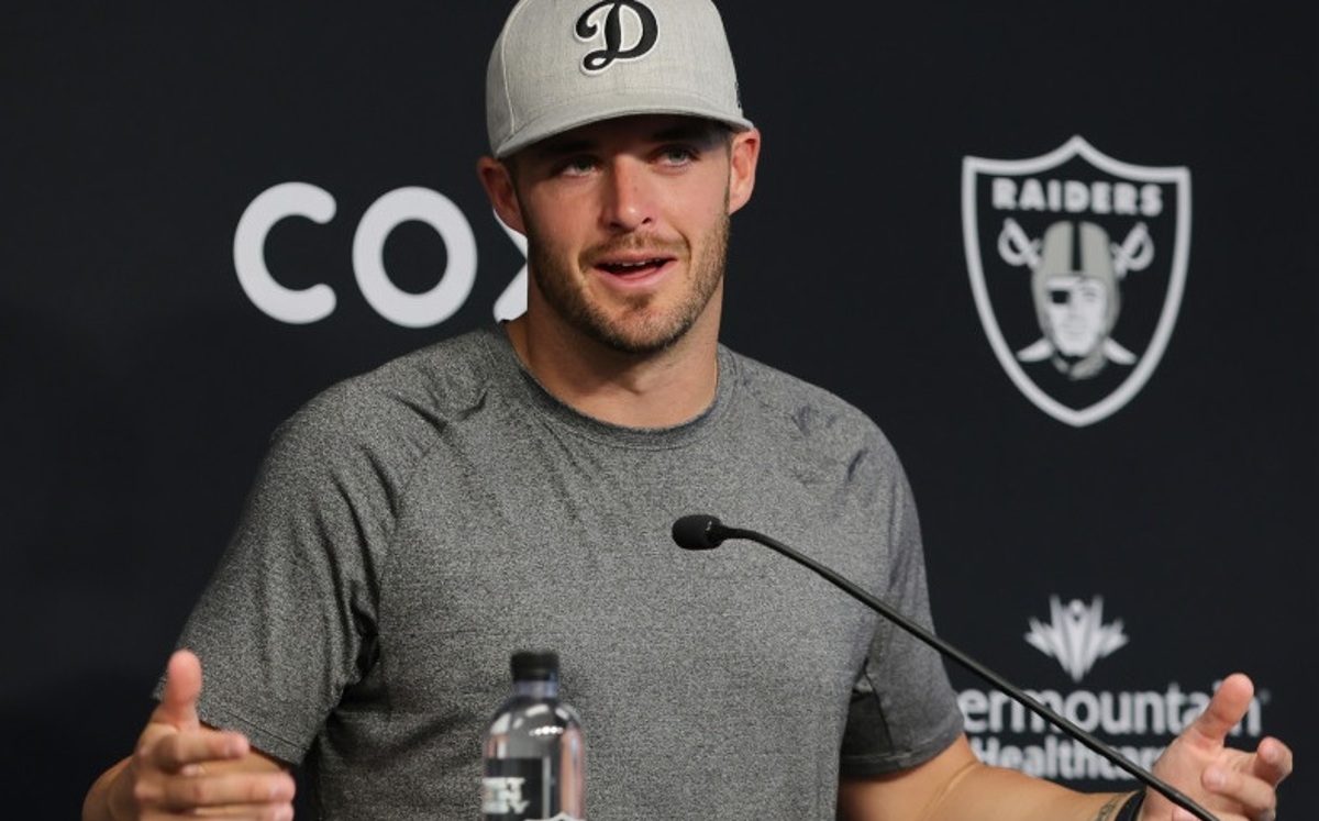 Derek Carr hablando en conferencia de prensa en minicampos voluntarios de NFL