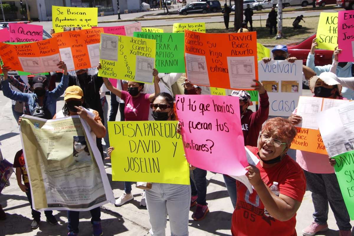 Familiares de Jocelin Carreto y David Báez en manifestación afuera de la Fiscalía de Puebla / Melanie Torres