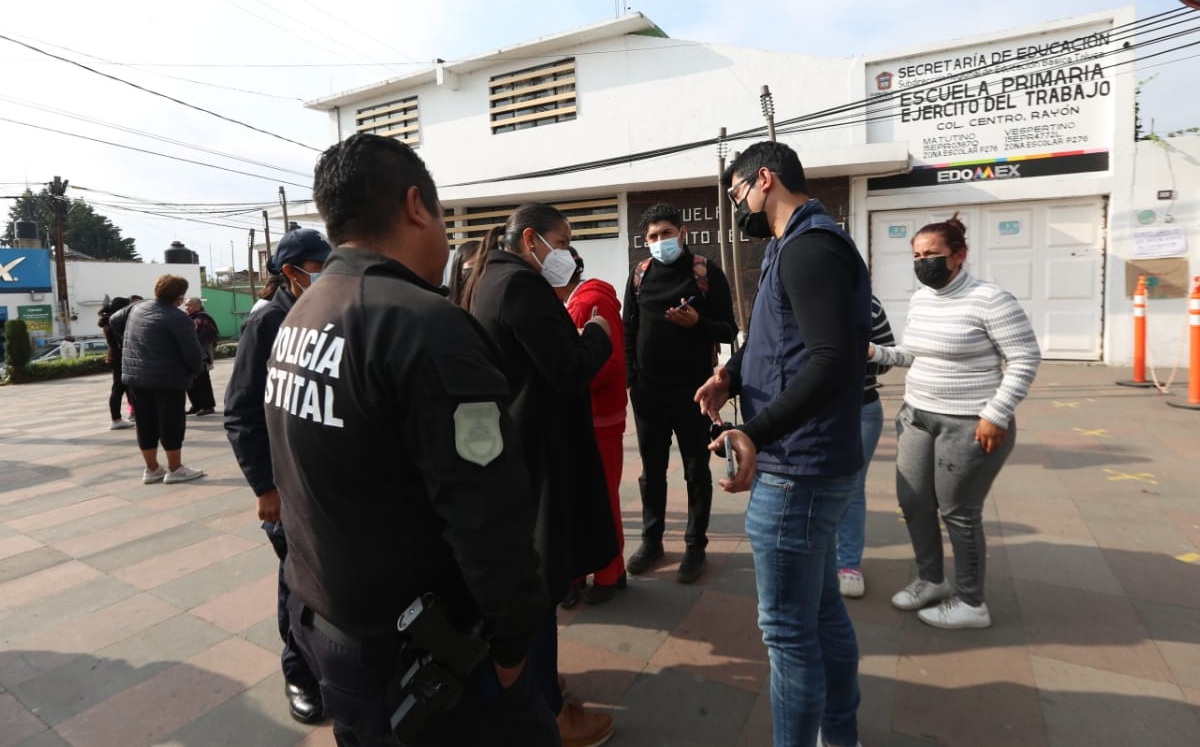 Un grupo de padres de familia se manifestaron esta mañana en las inmediaciones de una escuela /Tania Contreras