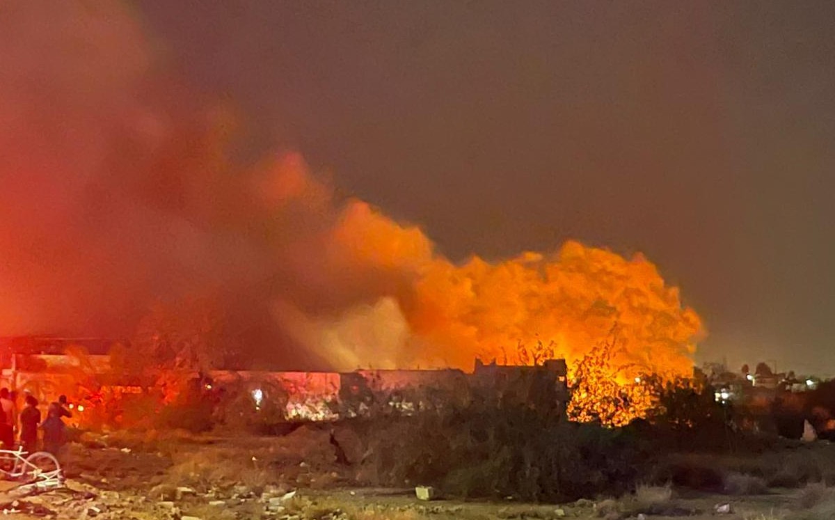 Incendio de yonques moviliza a bomberos en Torreón