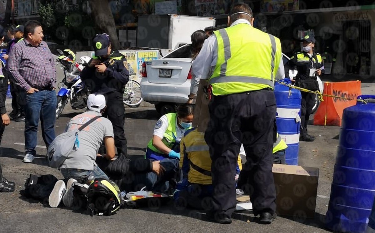 ERUM atendiendo a motociclista lesionado / Jorge Becerril