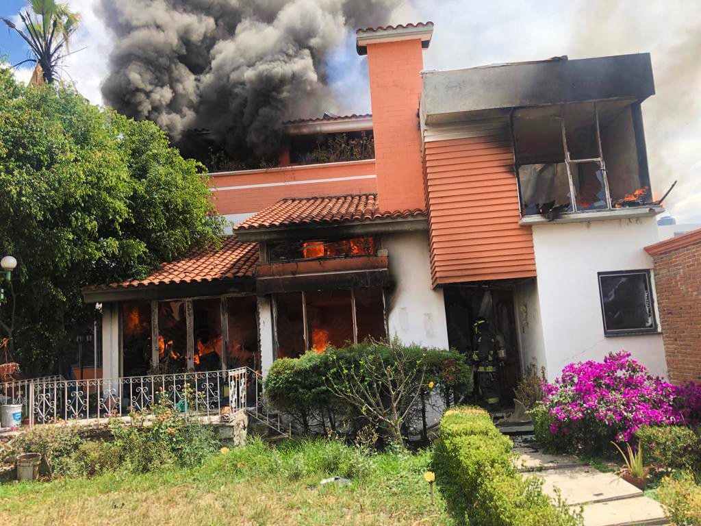 La casa de dos niveles fue consumida por las llamas / Especial
