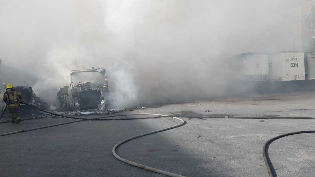 Incendio de dos tráiler / San Nicolás