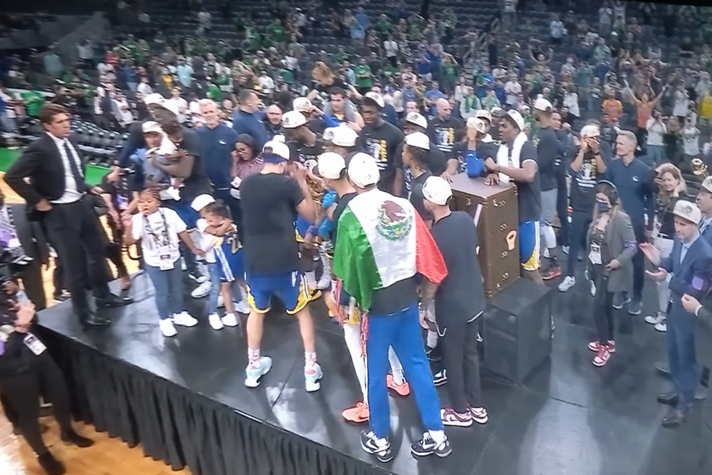 Juan Toscano con la bandera nacional en la premiación de las NBA Finals