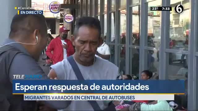 Decenas de migrantes permanecen en la Central de Autobuses de Monterrey