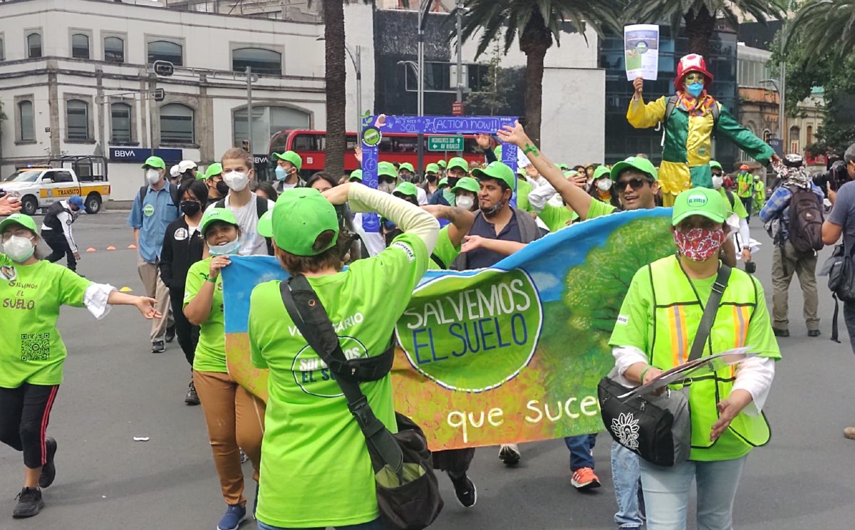 De forma pacífica caminan por carriles centrales de Paseo de la Reforma/ César Velázquez