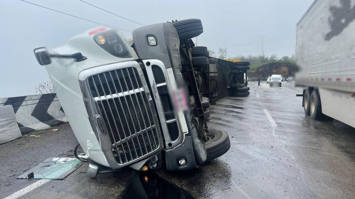 Tráiler accidentado en la autopista Puebla-Orizba / Guardia Nacional Carreteras
