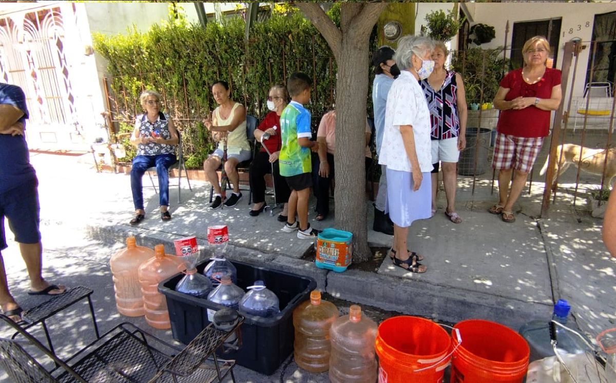 Monterrey: vecinos sufren de falta de agua durante un mes