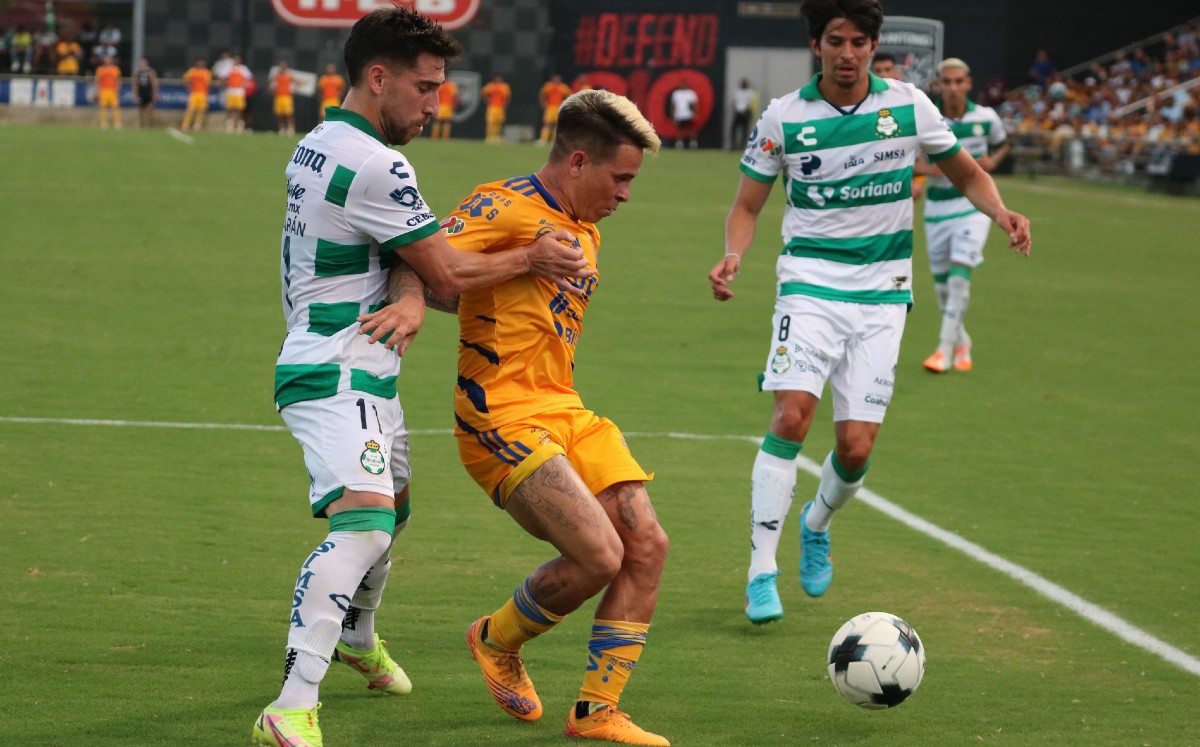 Soteldo defiende un balón / Foto: Club Tigres