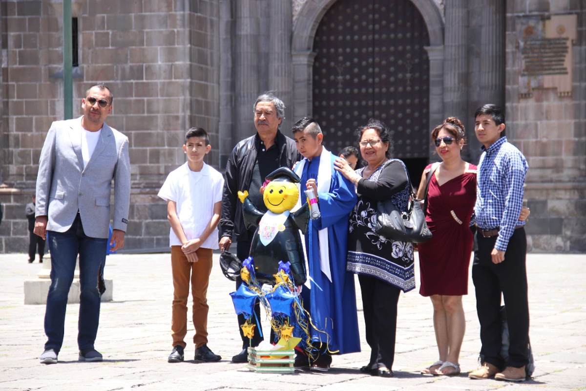 Familia festejando una graduación en Puebla / Andrés Lobato