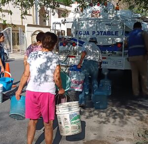 Piperos realizan labor titánica para abastecer de agua ante crisis en Monterrey / Erik Solheim Rocha Piperos realizan labor titánica para abastecer de agua ante crisis en Monterrey / Erik Solheim Rocha