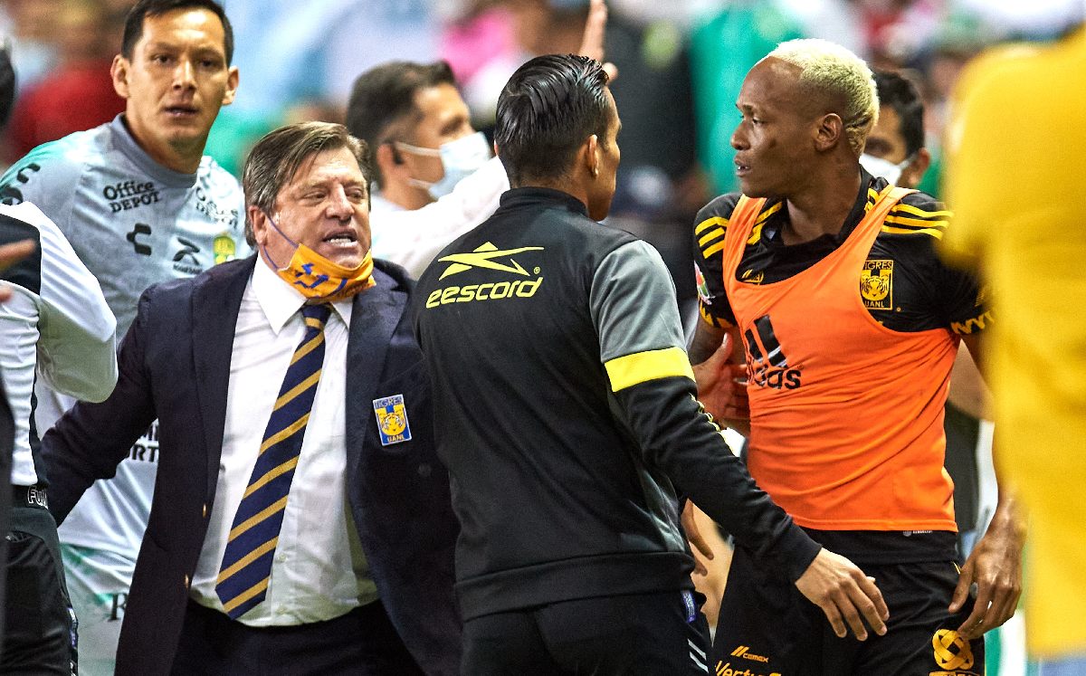 Miguel Herrera y Luis Quinones durante el partido Leon vs Tigres correspondiente al partido de vuelta de Semifinales del Apertura 2021 / Mexsport