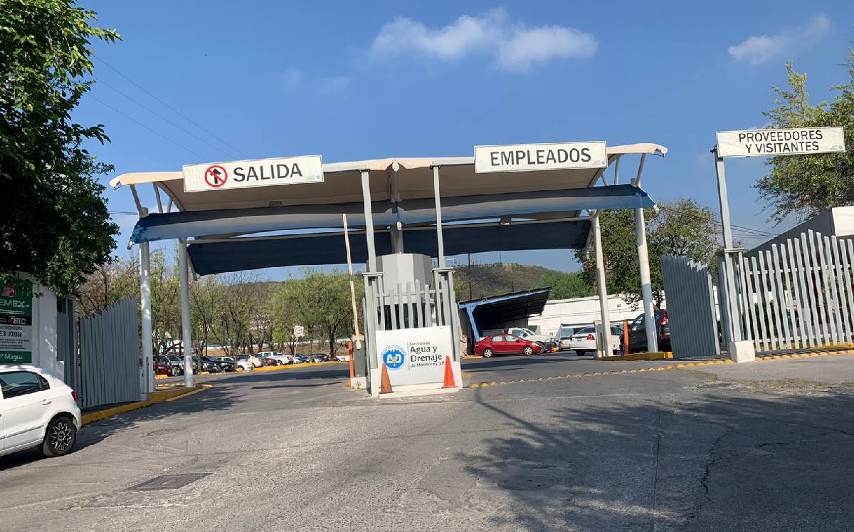 Vecinos de colonia Catujanes bloquean instalaciones de Agua y Drenaje. | Pedro Delgado