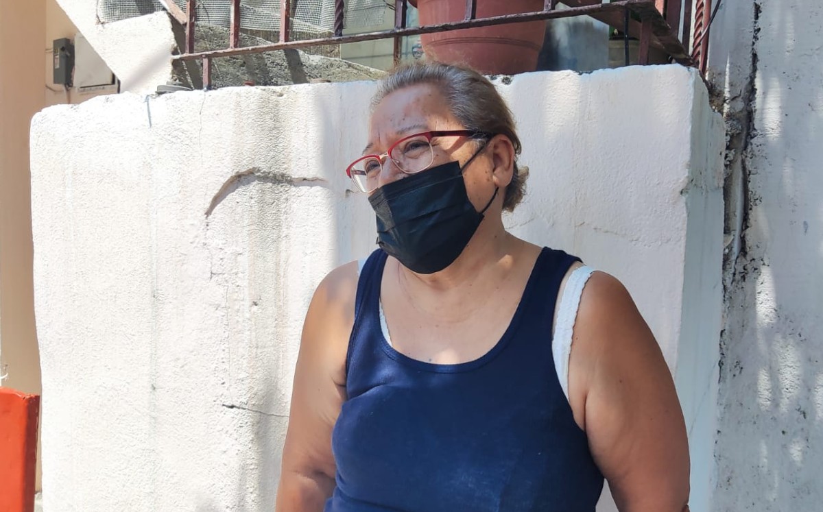 Monterrey: Mujer utiliza agua de lluvia para bañarse