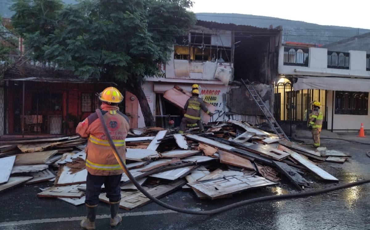 Flamazo en medidor de gas provoca incendio en un taller de puertas en Monterrey. | Agustín Martínez