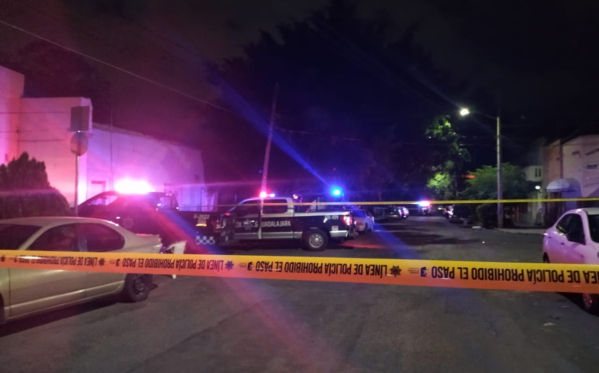 Zona acordonada en donde un sujeto fue asesinado en Oblatos / Rosario Álvarez