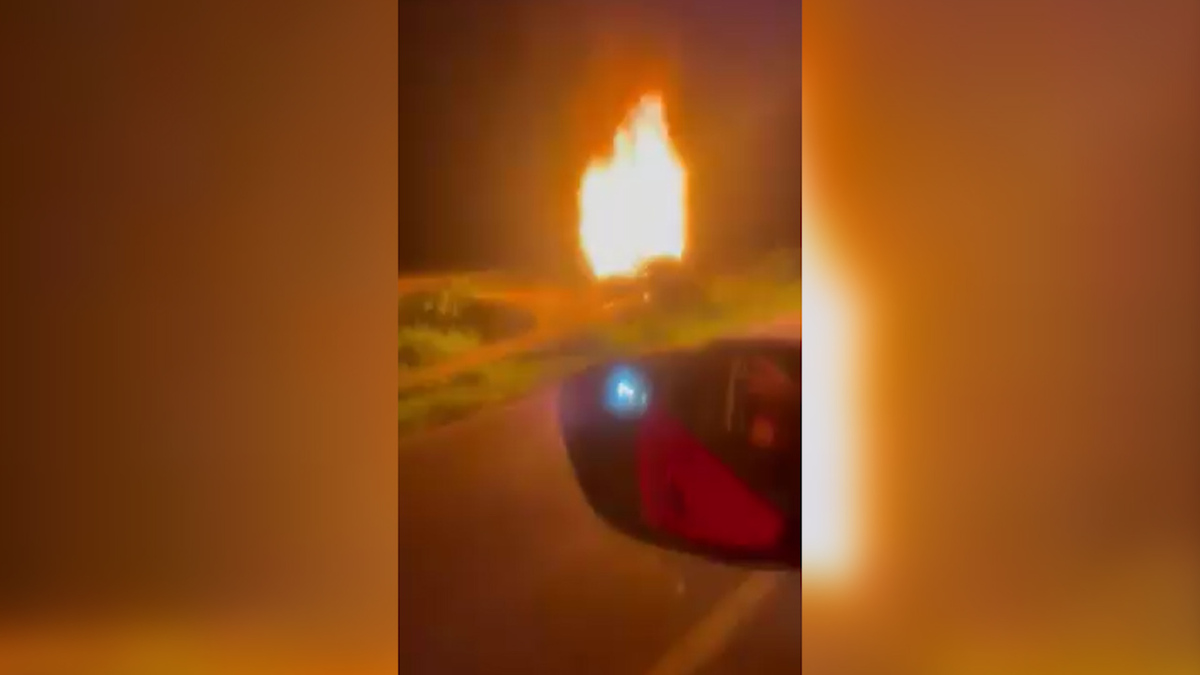 Auto termina calcinado tras choque en Zinacatepec, Puebla