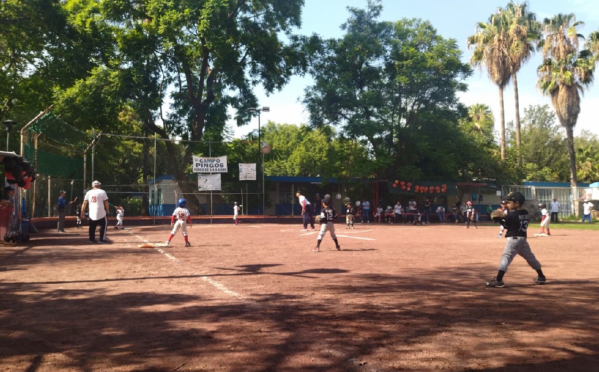 Cancha deportiva en parque San Rafael / Usi Toledo