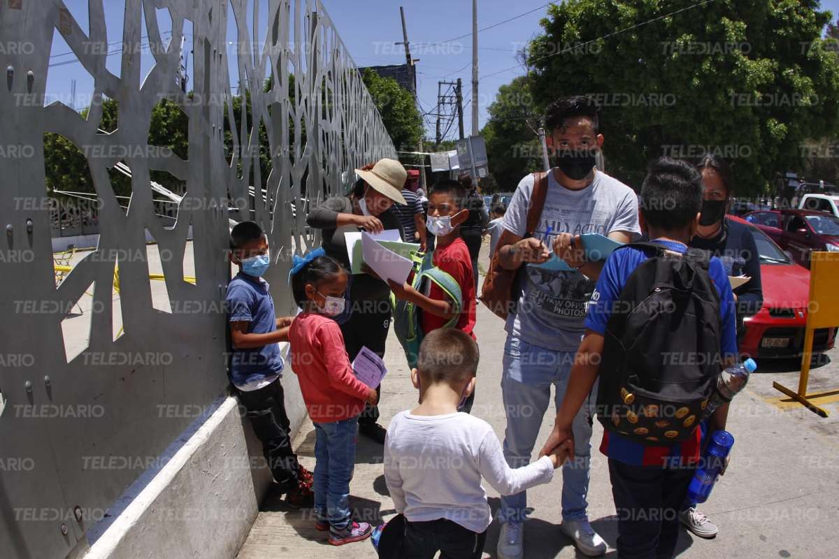 Padres de familia y niños afuera del Hospital para el Niño Poblano / Melanie Torres
