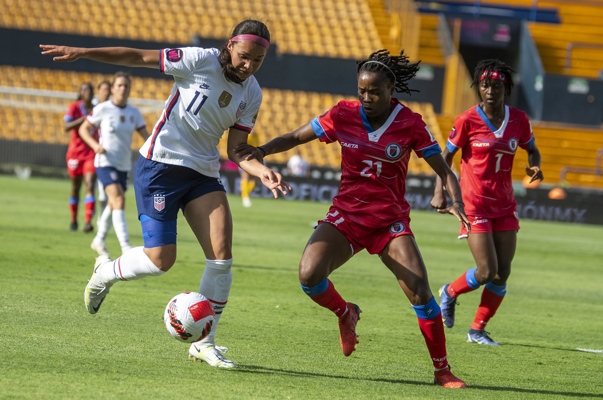 Sophia Smith de la selección femenil de Estados Unidos disputa el balón con Ruthny Mathurin de la selección de Haití. / Cortesía