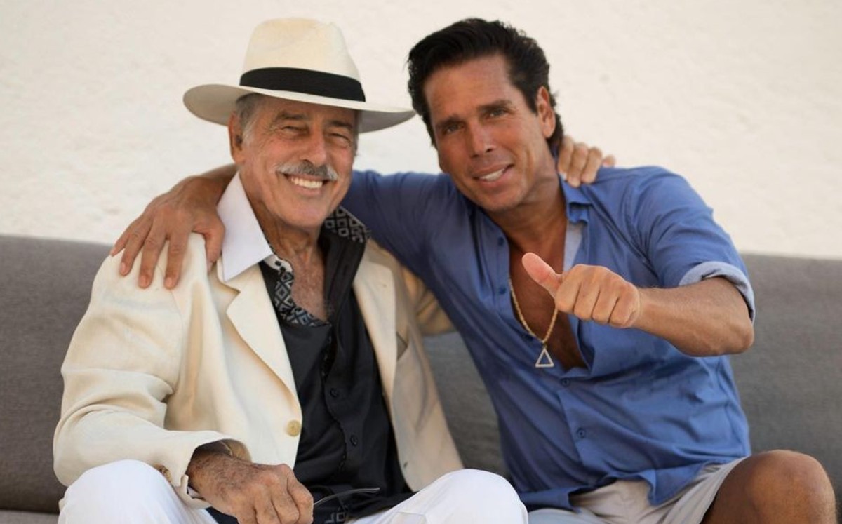 Roberto Palazuelos informó que fue Leonardo, hijo del actor, quien le avisó.