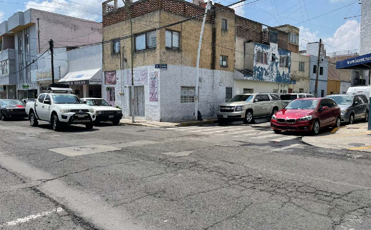 Vehículos estacionados en la colonia Santa Tere / Karla Victoria Rodríguez