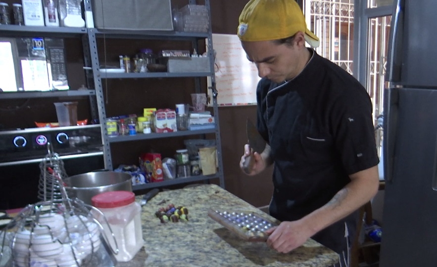 El negocio de chocolates se llama "Kou Kou" y está ubicado en la calle Nava #204, República Oriente, en Saltillo.