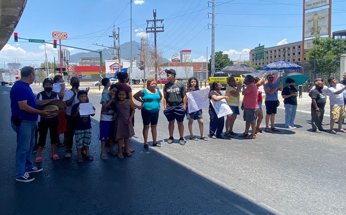 Vecinos bloquean avenida Colón tras cinco días sin agua potable/ Pamela Villanueva