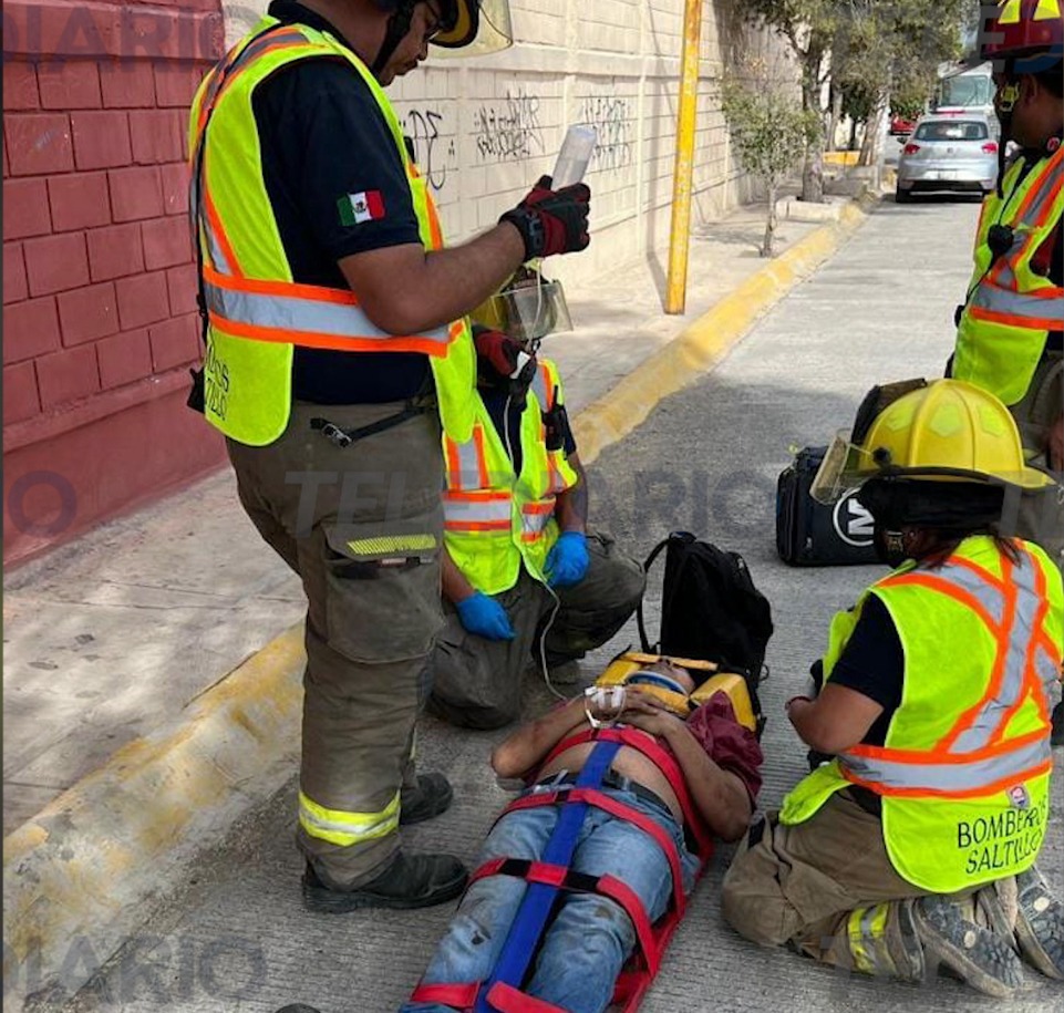 Uno de los vagones de los cuales sobresalía un fierro golpeó al joven ocasionándole trauma en tórax y abdominal. / Christian Montelongo