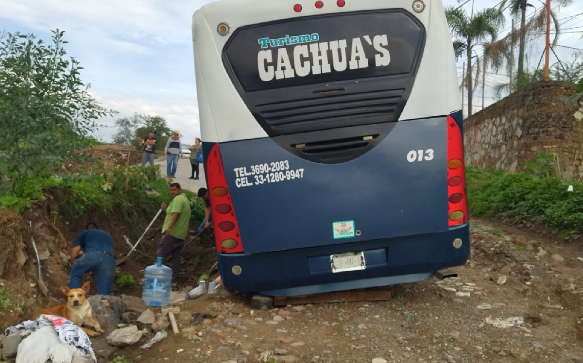 Camión afectado en calle Poza Rica / Diana Barajas