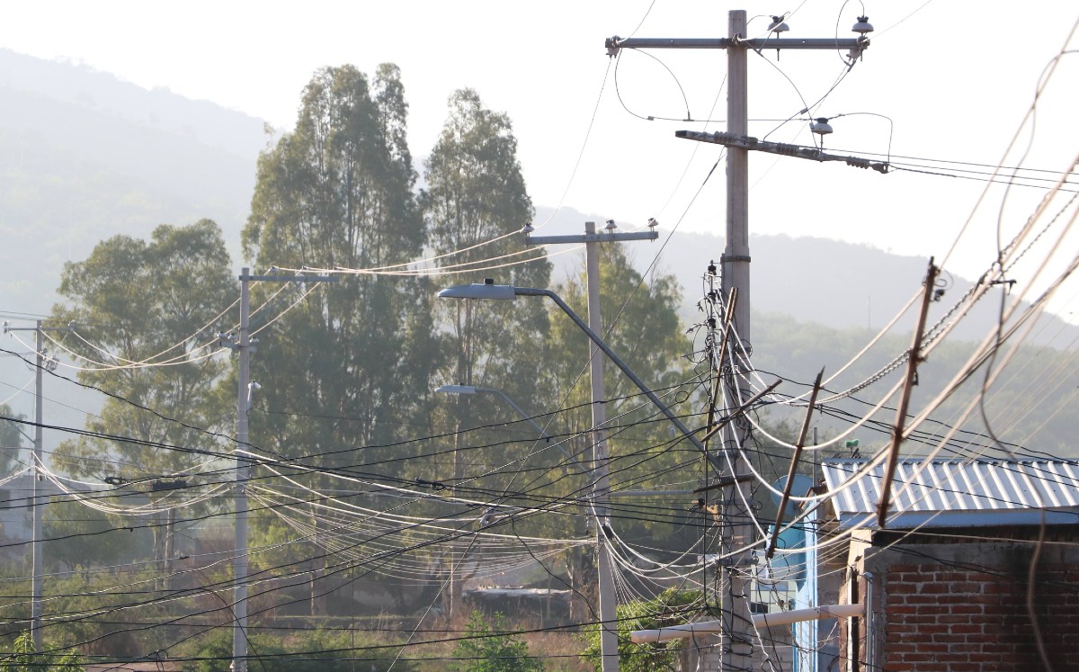 En colonia La Cruz denuncian robo en postes de luz con uso de extensiones / Dany Béjar