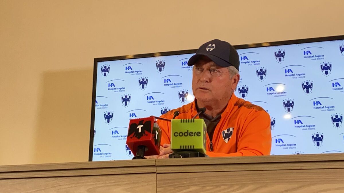 El entrenador Víctor Manuel Vucetich durante una conferencia de prensa / foto: Felipe Galindo
