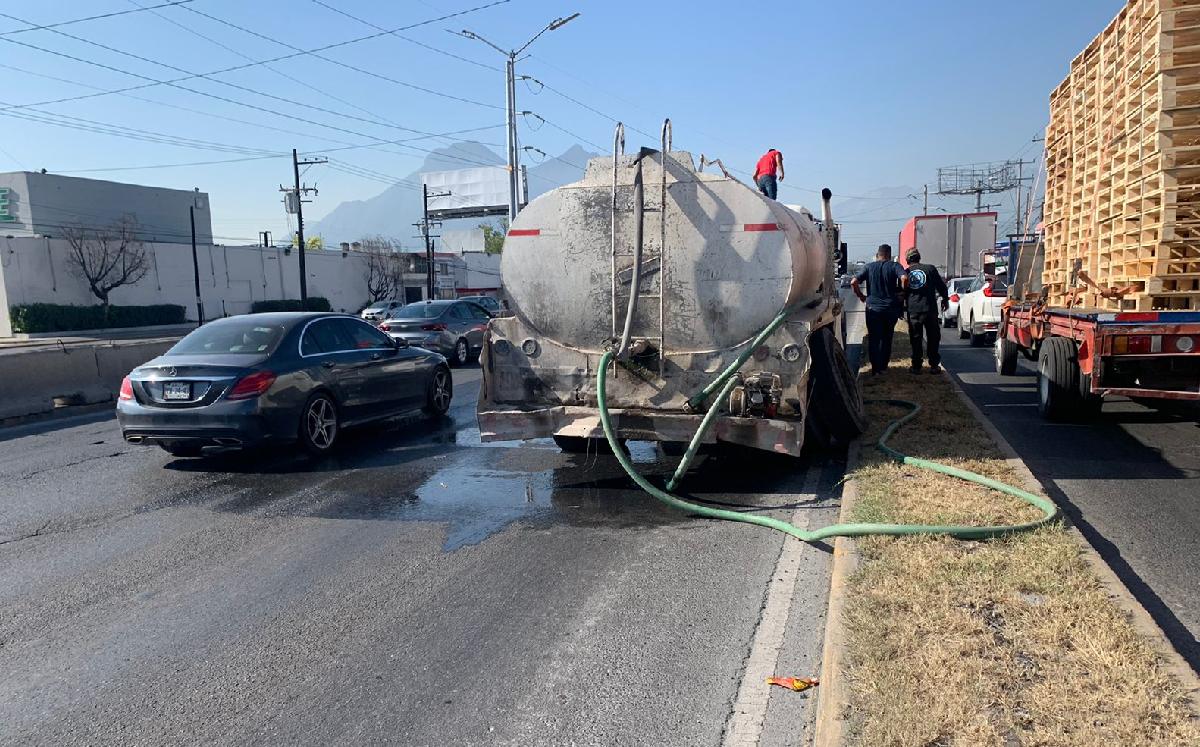 Pipa presenta falla en llantas traseras y derrama agua en avenida Churubusco. | Pedro Delgado