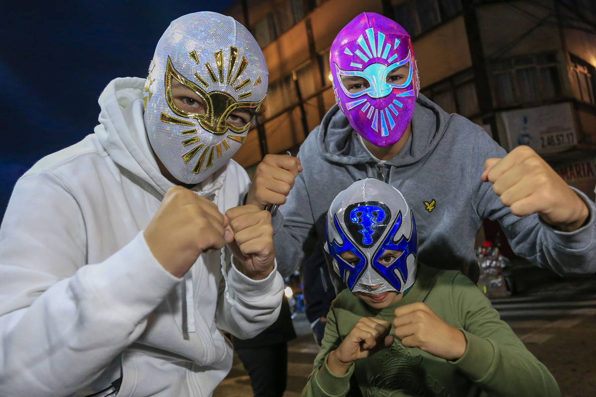 Jóvenes disfrutan de la lucha libre / Andrés Lobato