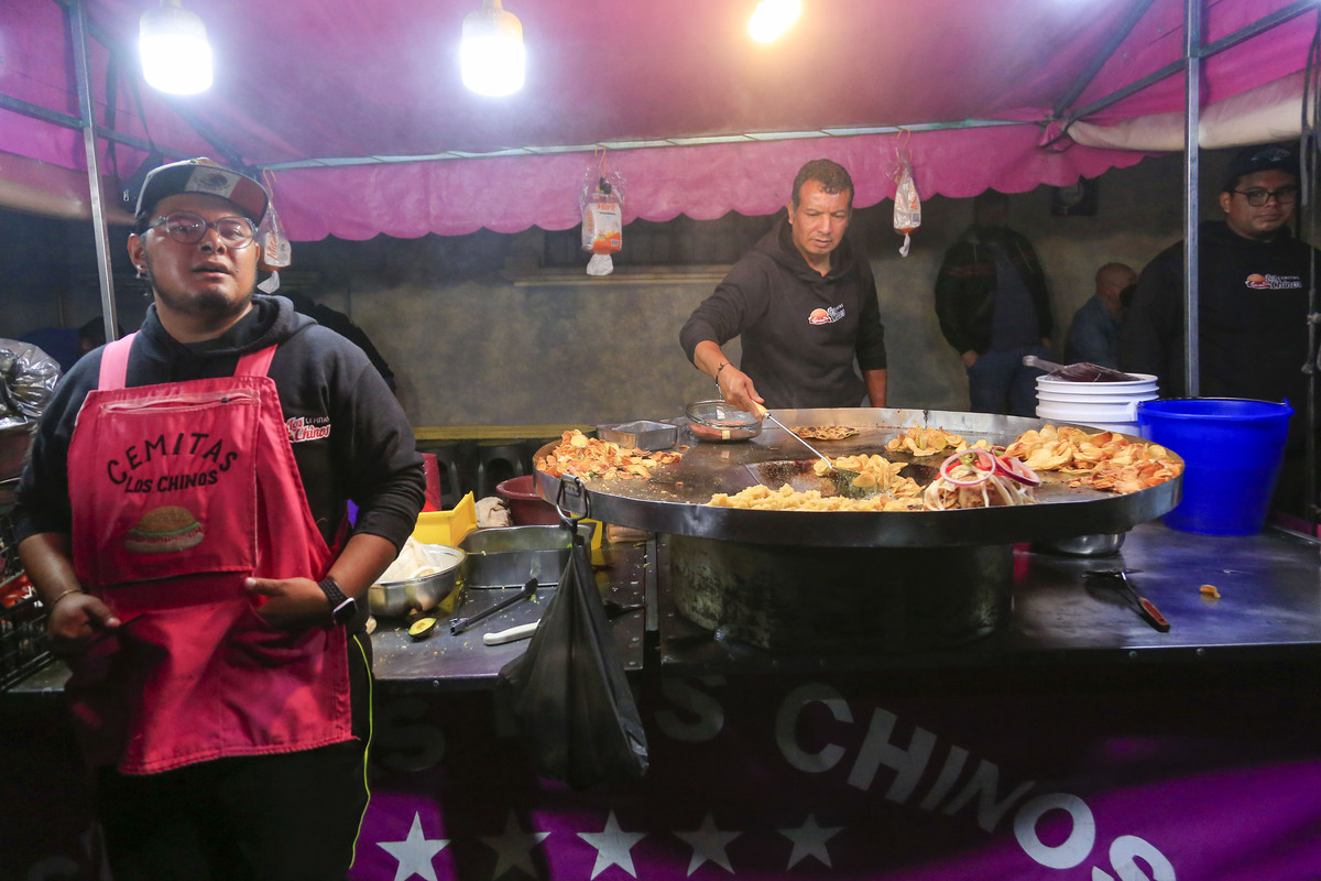 Vendedor de cemitas en la Arena Puebla / Andrés Lobato