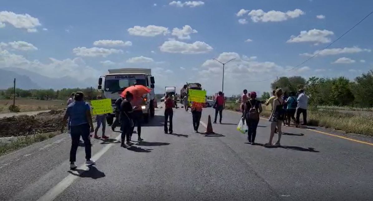 Bloquean Carretera Nacional en protesta por extracción de agua de río Pilón en Montemorelos / Cortesía