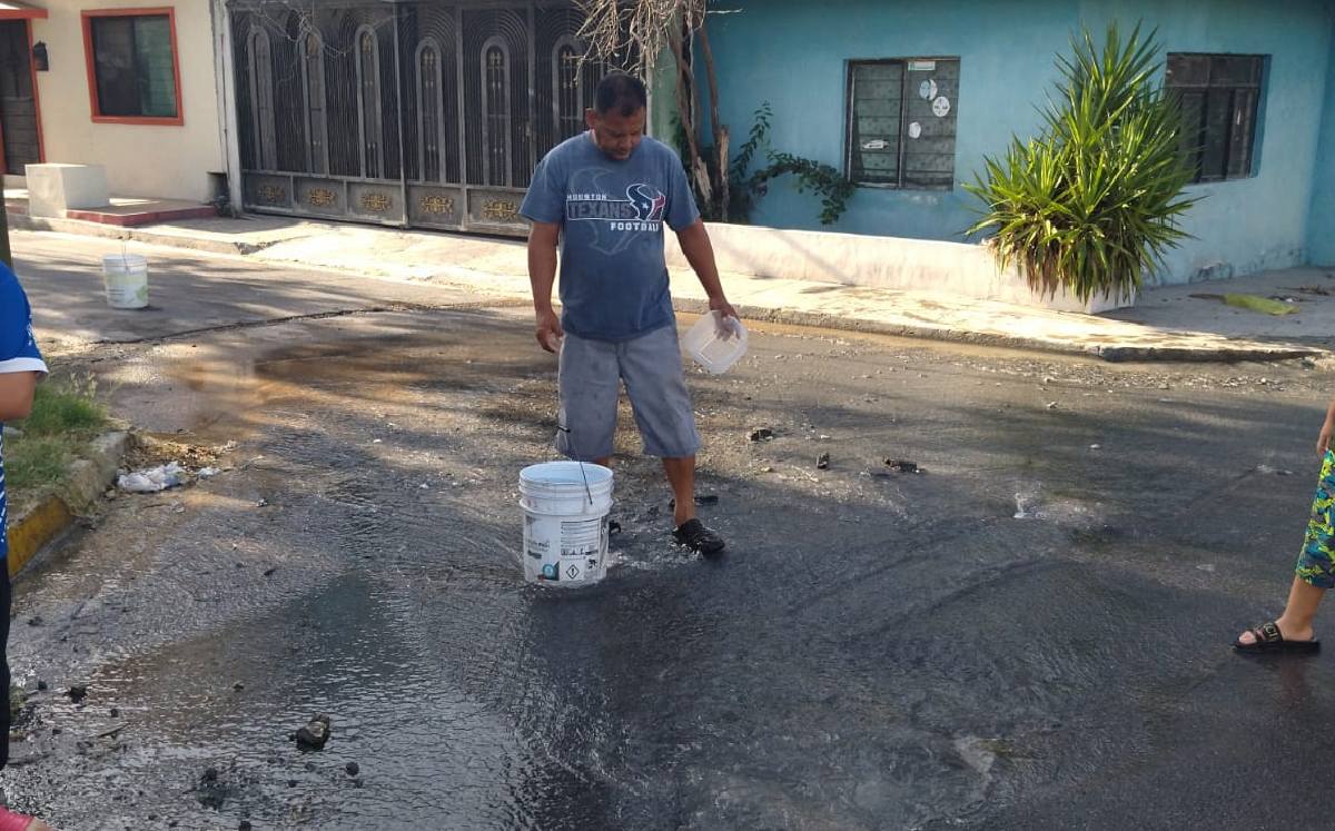 Fuga de agua en la colonia Topo Chico. | Sandra González