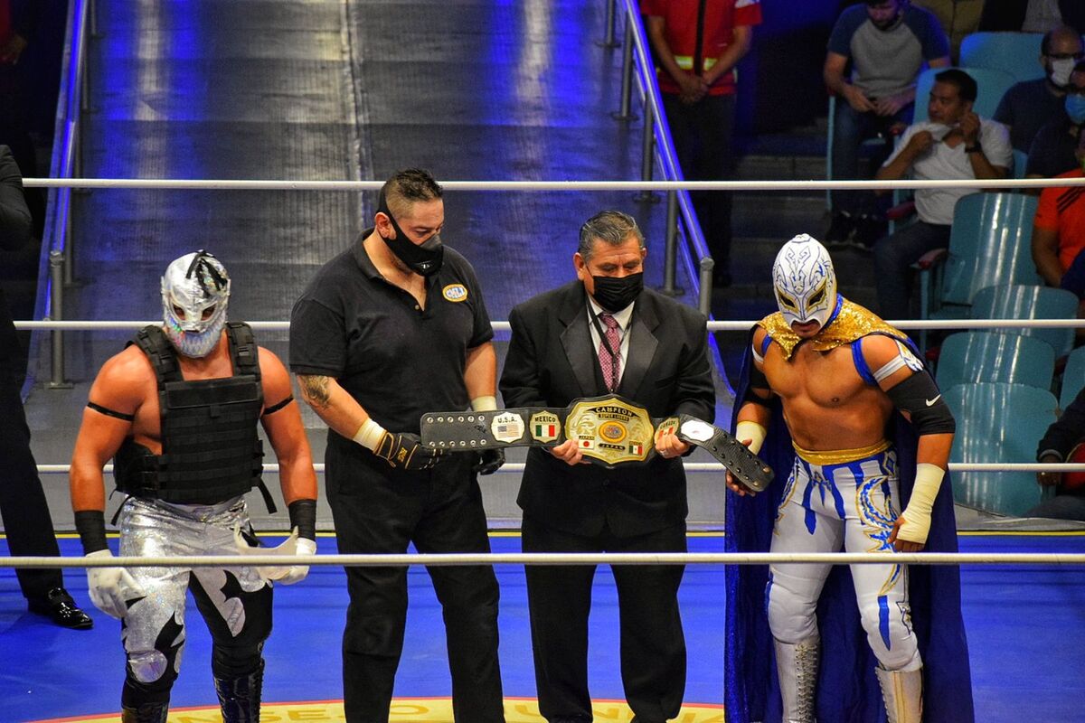 Lucha de campeonato en el aniversario de la Arena Puebla / César Ruiz