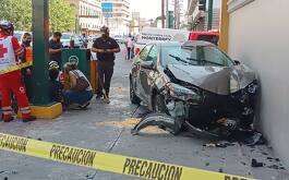 Choque en la avenida Pino Suárez en Monterrey.