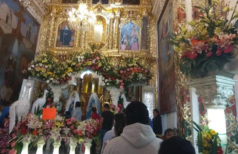 Aspectos de la iglesia de Santa Isabel Tepetzala, Acajete / Especial
